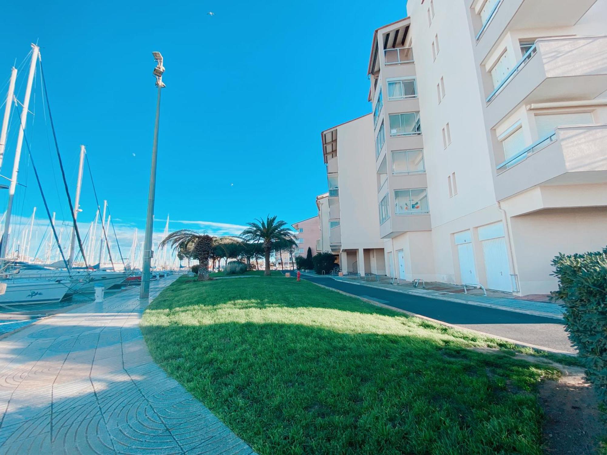 Magnifique T2 Au Calme Avec Une Superbe Vue Sur Le Port Canet-en-Roussillon Exterior photo